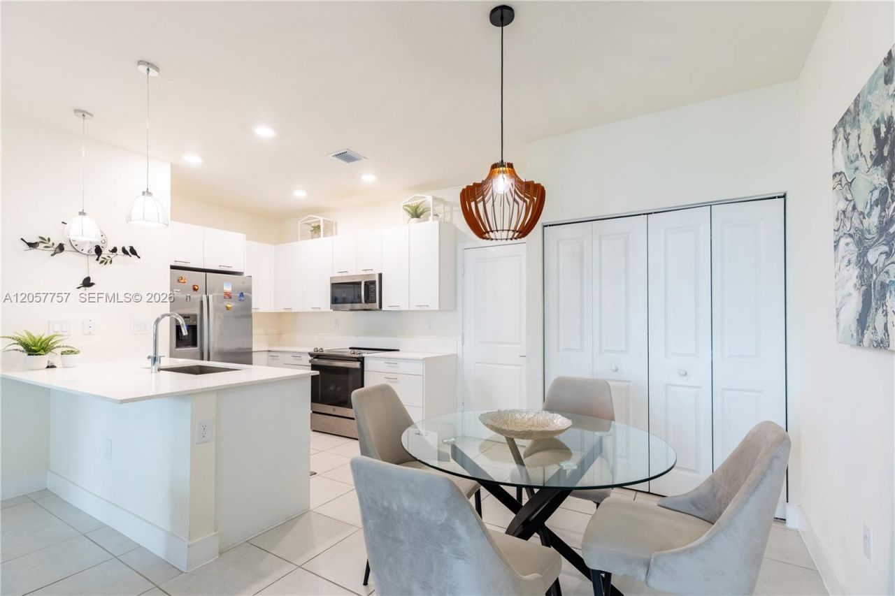4623 NW 83rd Pkwy, Doral, FL 33166 Photo