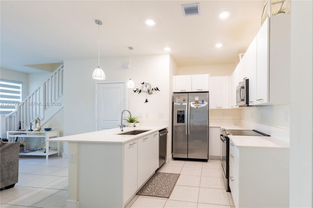 4623 NW 83rd Pkwy, Doral, FL 33166 Photo