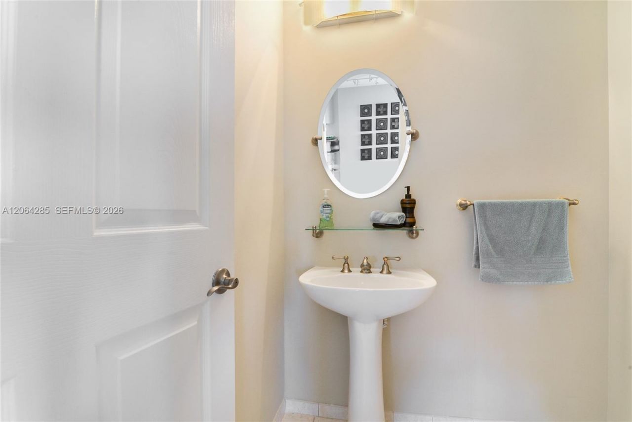 9751 E Bay Harbor Dr , Unit 8D, Bay Harbor Islands, FL 33154 Photo