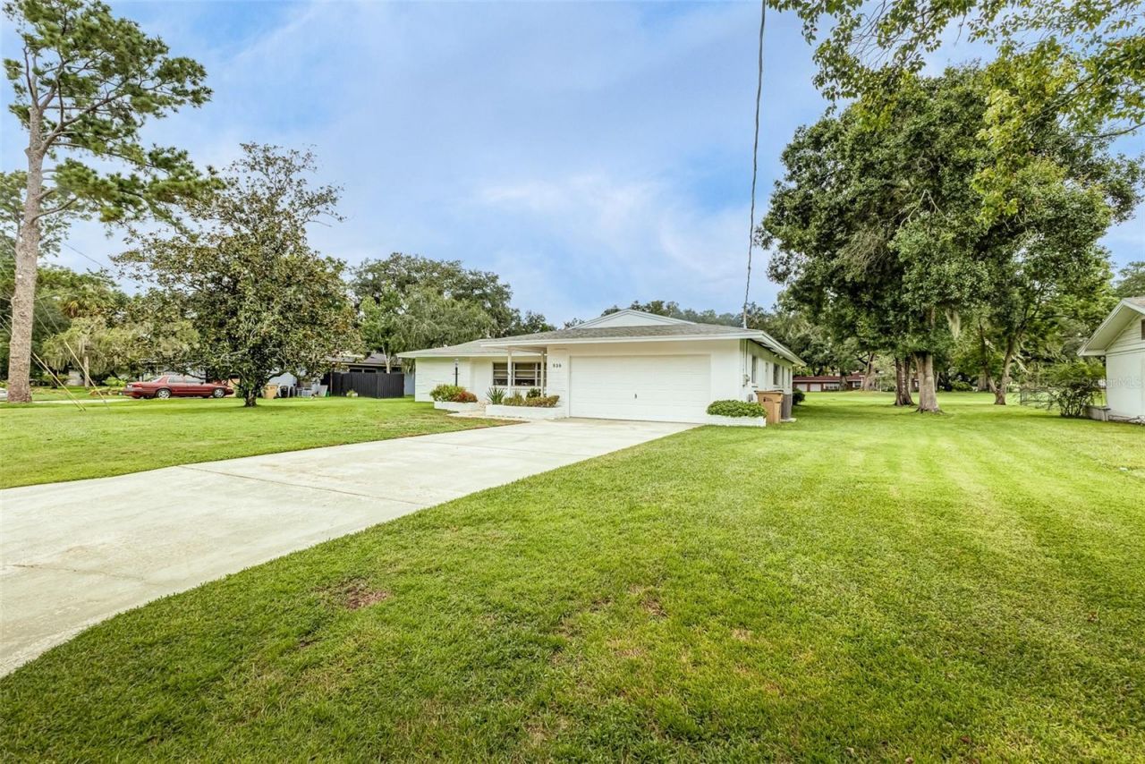 936 N Riverhills Drive, Tampa, FL 33617 Main Photo
