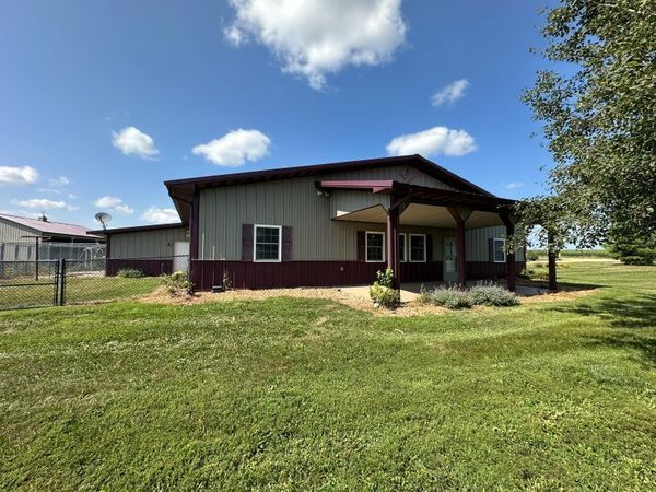 2090 250th Avenue , De Witt, IA 52472