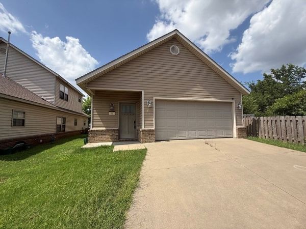 3115 W Old Farmington Road , Fayetteville, AR 72704