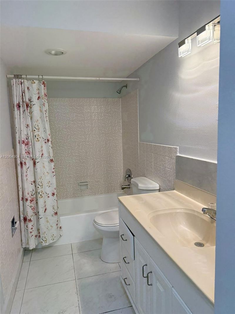 1817 S Ocean Dr, Unit 824, Hallandale Beach, FL 33009 Photo