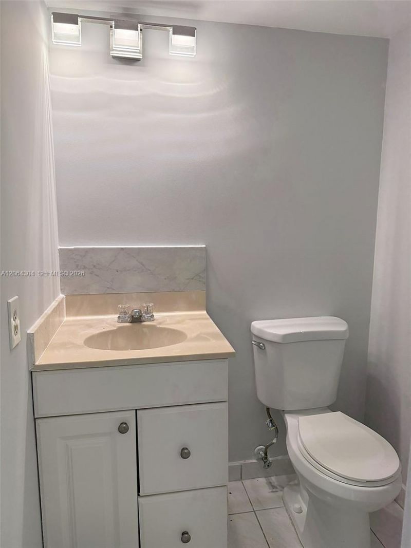 1817 S Ocean Dr, Unit 824, Hallandale Beach, FL 33009 Photo