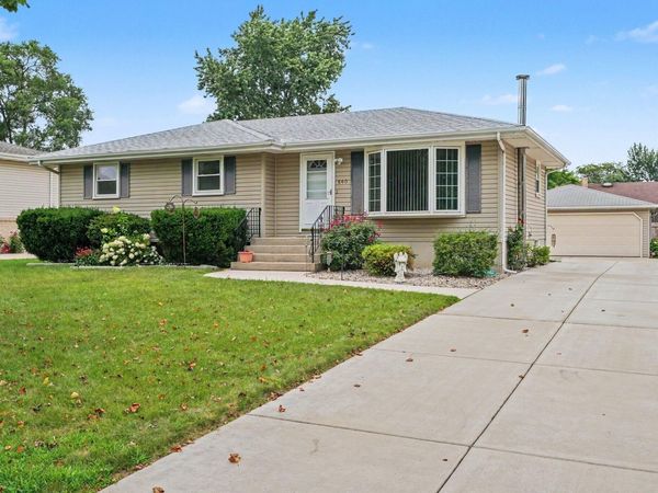 640 Julie Drive, Schererville, IN 46375