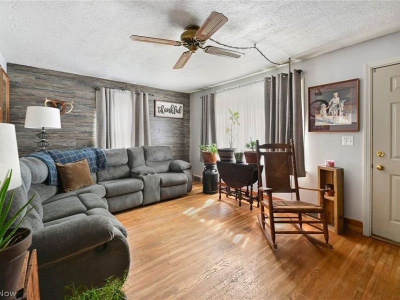 184 Perry Drive NW, Canton, OH 44708 Photo 2