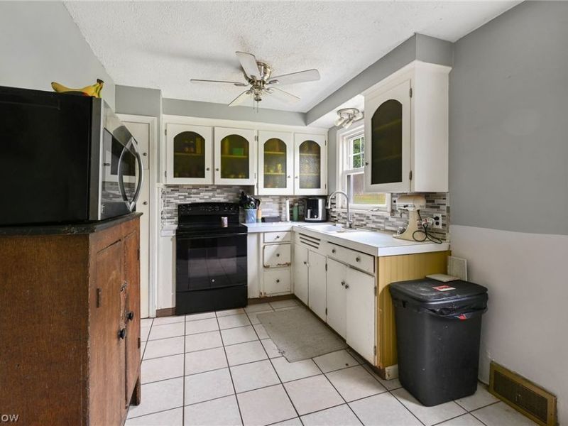 184 Perry Drive NW, Canton, OH 44708 Photo 3