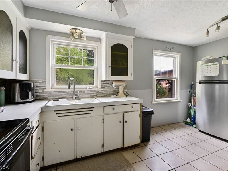 184 Perry Drive NW, Canton, OH 44708 Photo 4