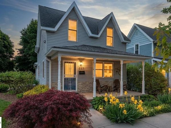 112 Lincoln Street W, Charlevoix, MI 49720