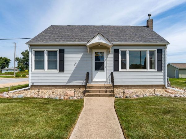 902 Clinton Street , Grand Mound, IA 52751