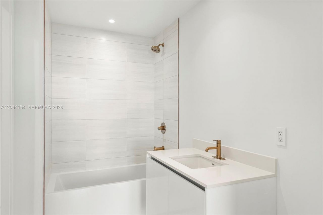 2678 Tigertail Ave, Unit 1405, Miami, FL 33133 Photo