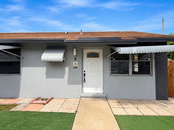 528 E Lakewood Road, Unit B, West Palm Beach, FL 33405