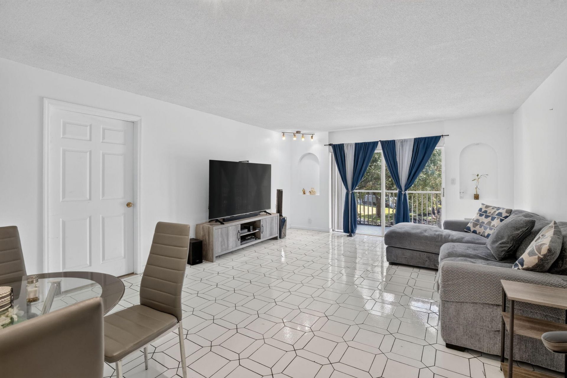 6001 N Falls Circle Drive, Unit 306, Lauderhill, FL 33319 Photo