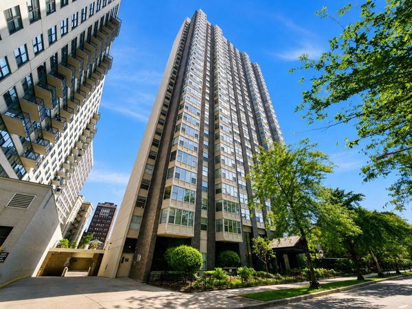 525 W Hawthorne Place , Unit 2004, Chicago, IL 60657