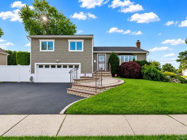 5 Cranberry Lane, Plainview, NY 11803
