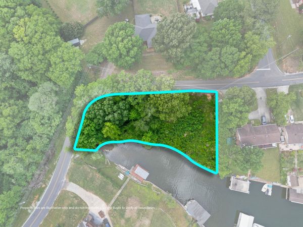 Dogwood Cir, Muscle Shoals, AL 35661