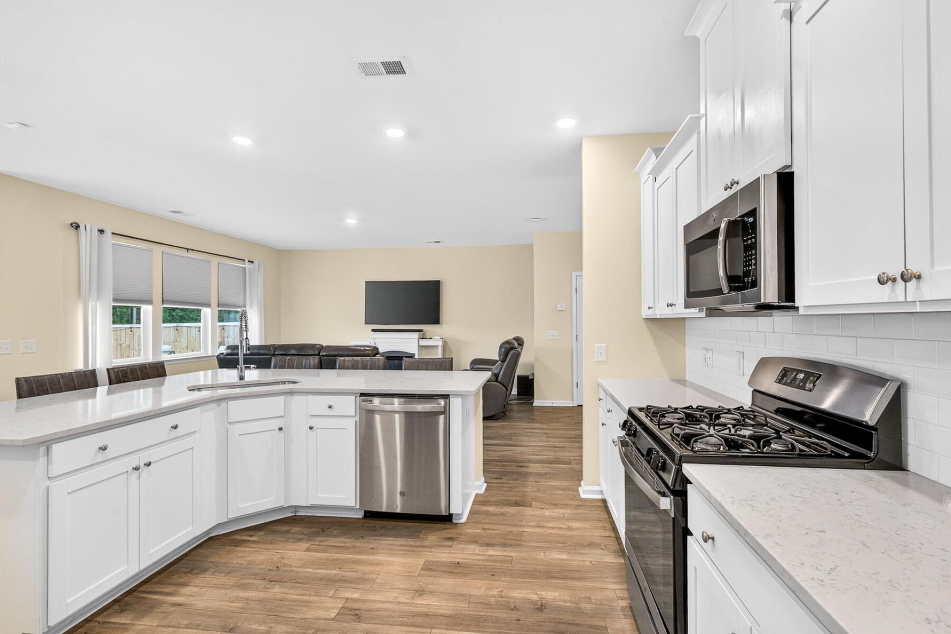 609 Squire Pope Road Photo 5
