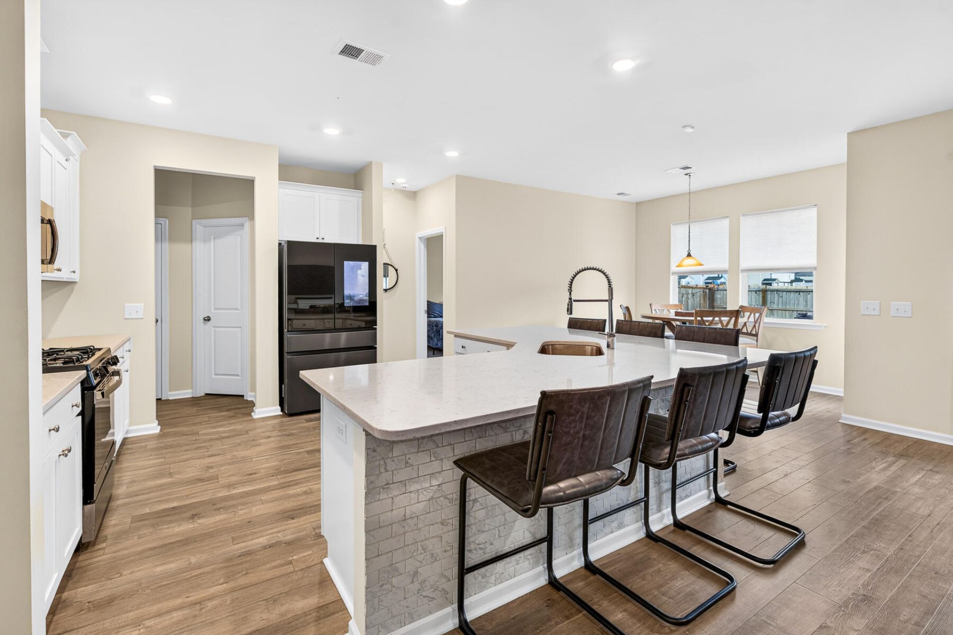 609 Squire Pope Road Photo 9