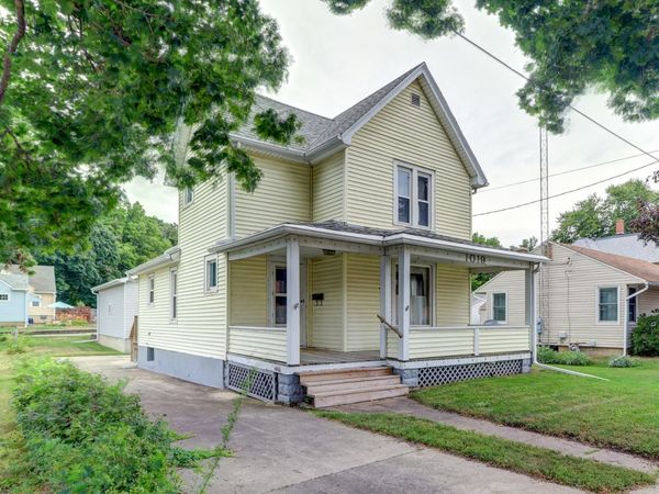 1019 Palmyra Street , Dixon, IL 61021