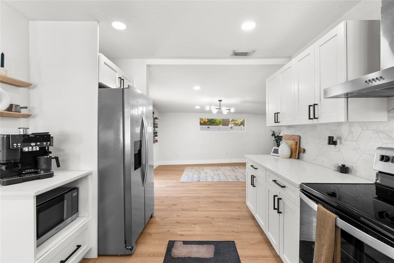1134 Meadowlawn Drive N, Saint Petersburg, FL 33702 Photo