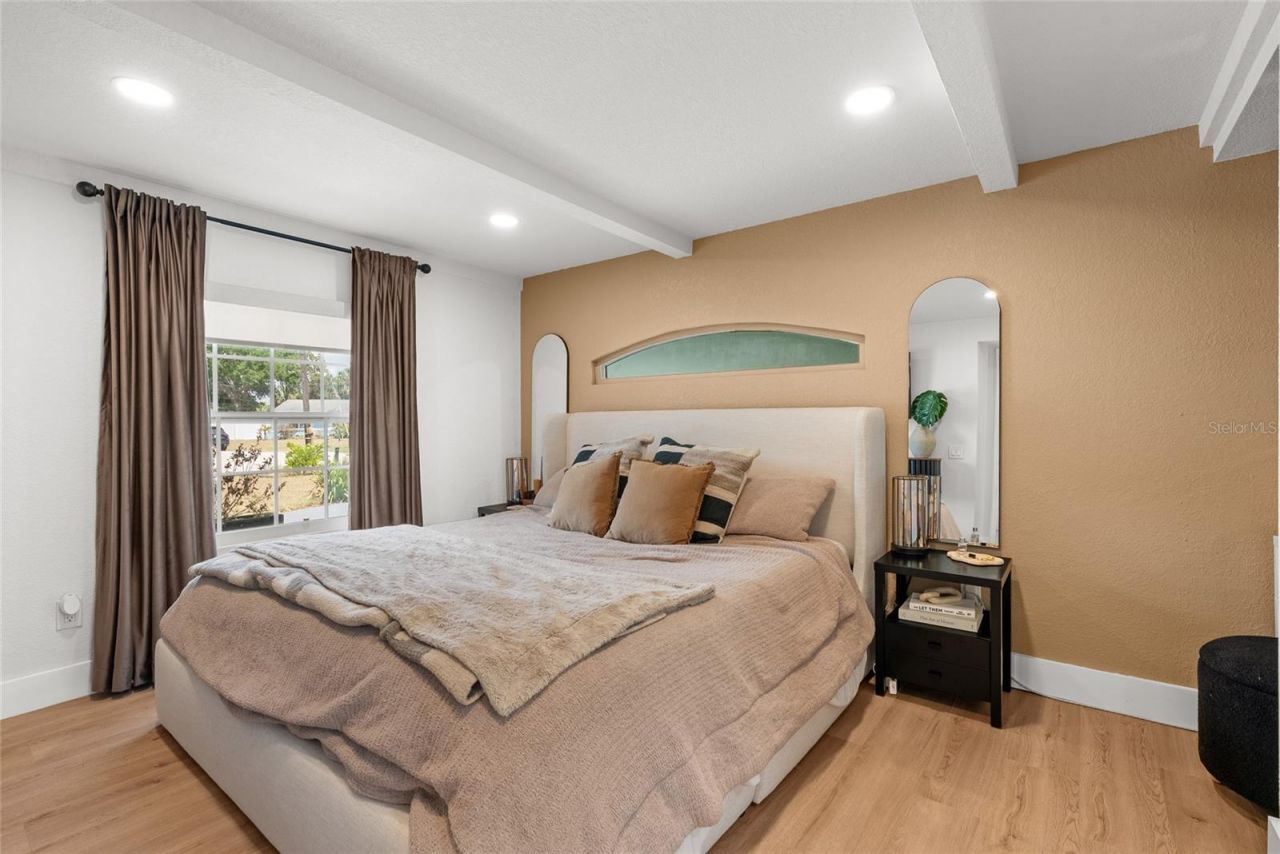 1134 Meadowlawn Drive N, Saint Petersburg, FL 33702 Photo