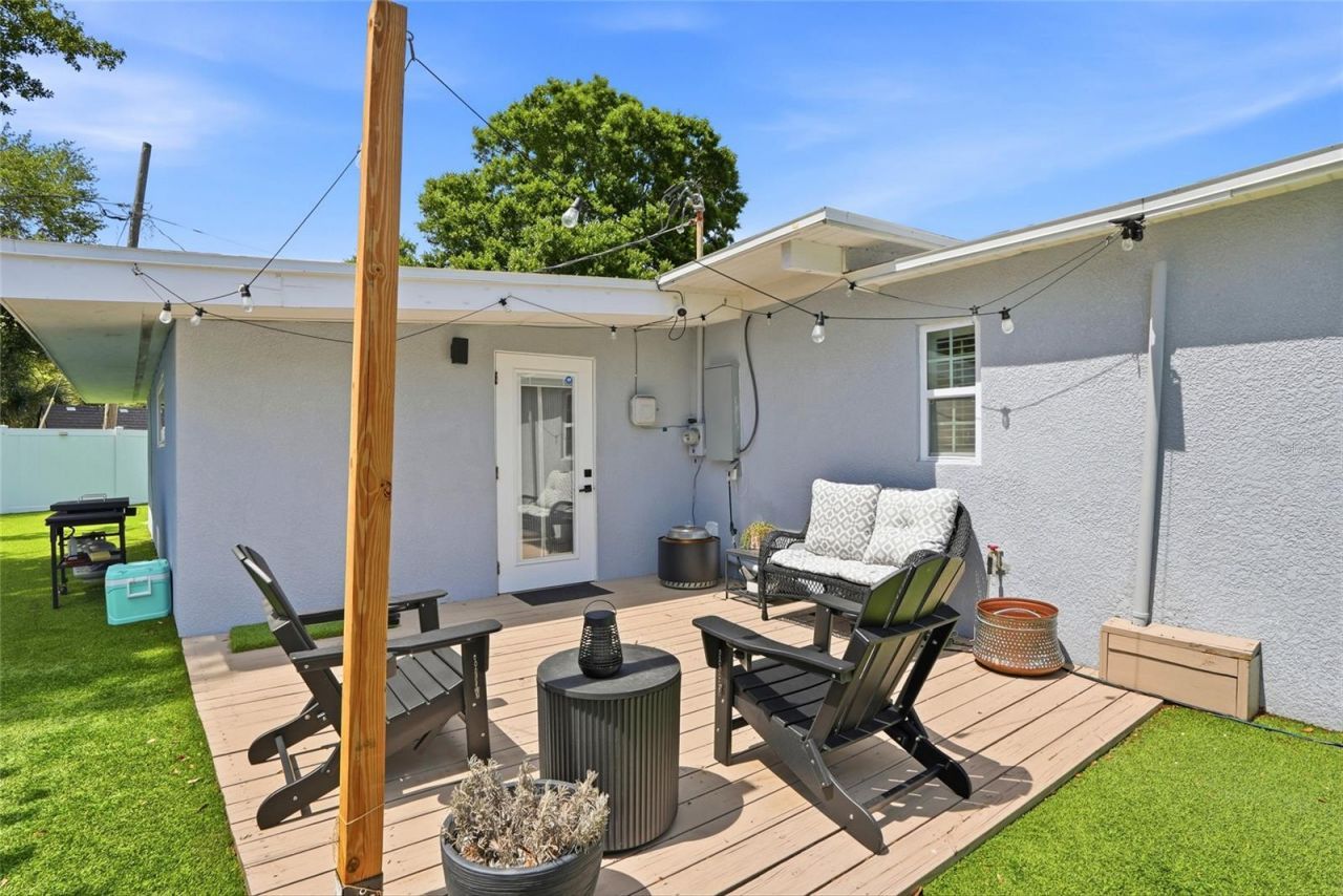 1134 Meadowlawn Drive N, Saint Petersburg, FL 33702 Photo