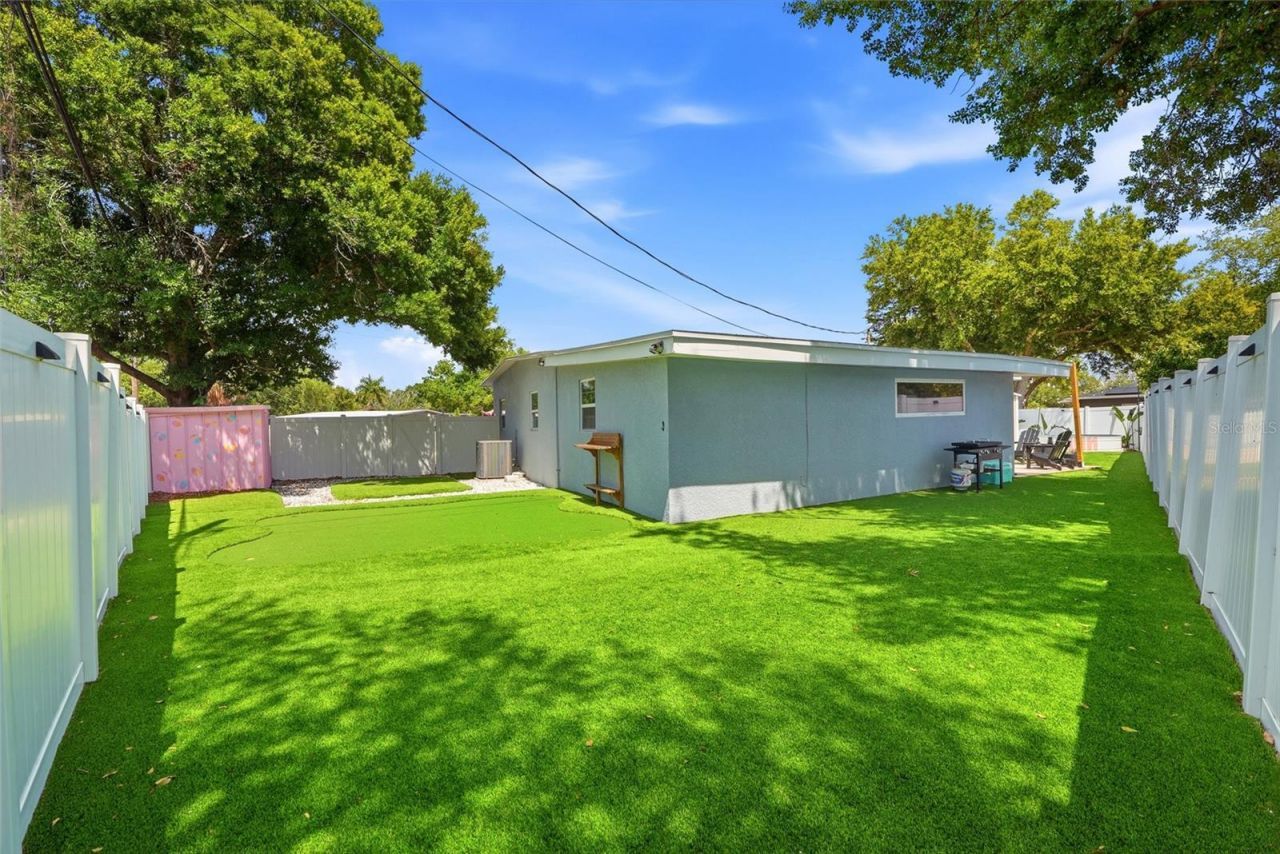 1134 Meadowlawn Drive N, Saint Petersburg, FL 33702 Photo