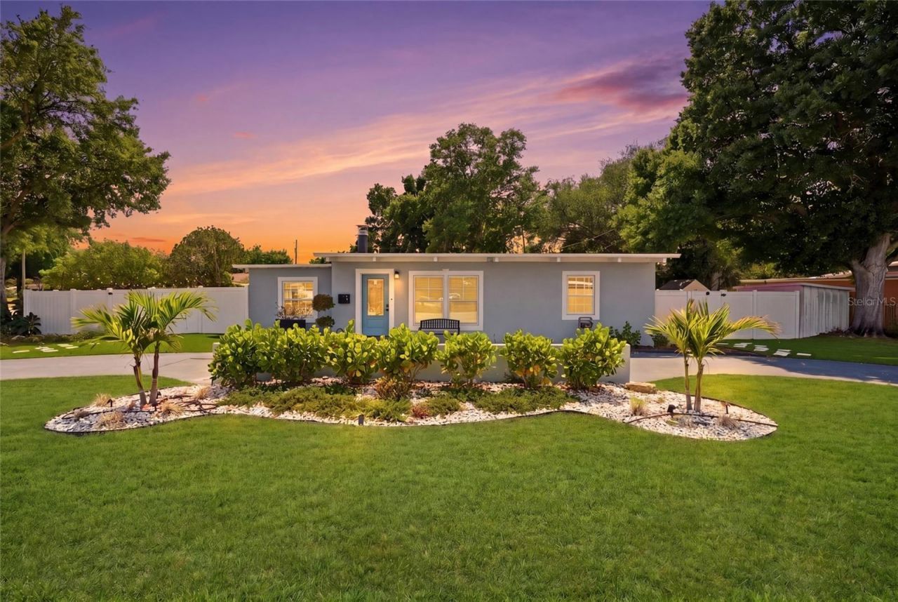 1134 Meadowlawn Drive N, Saint Petersburg, FL 33702 Photo