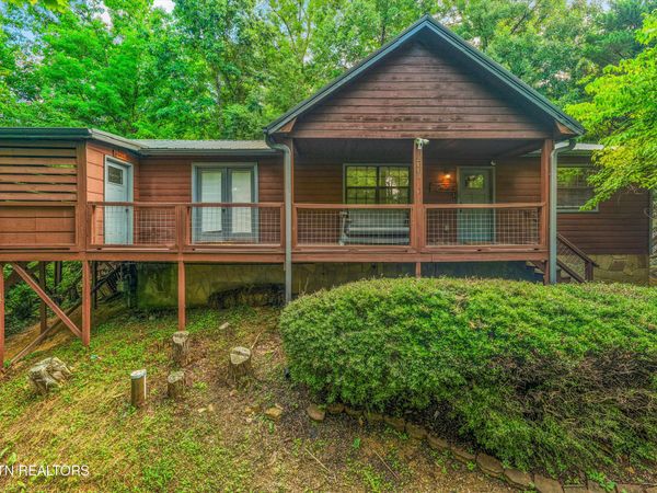 2113 Applewood Rd, Pigeon Forge, TN 37862