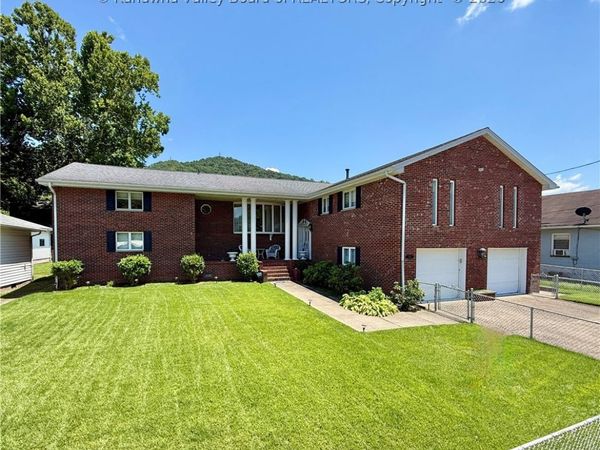 206 2nd Avenue, Glasgow, WV 25086