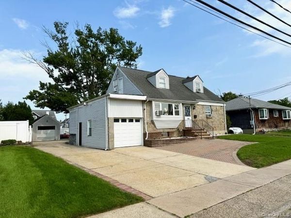 155 Roosevelt Avenue , Freeport, NY 11520