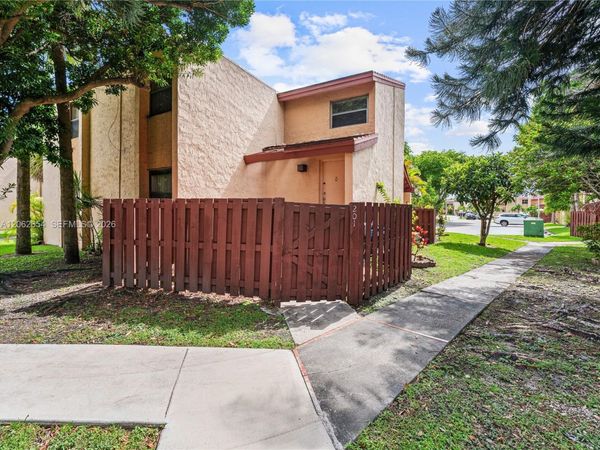 291 W Park Dr , Unit 9-201, Miami, FL 33172