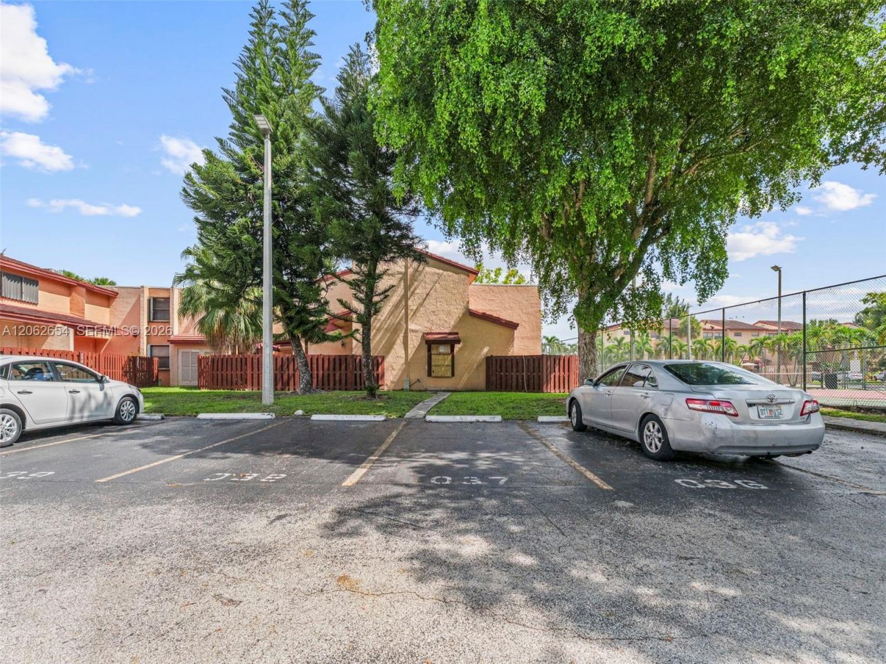 291 W Park Dr, Unit 9-201, Miami, FL 33172 Photo