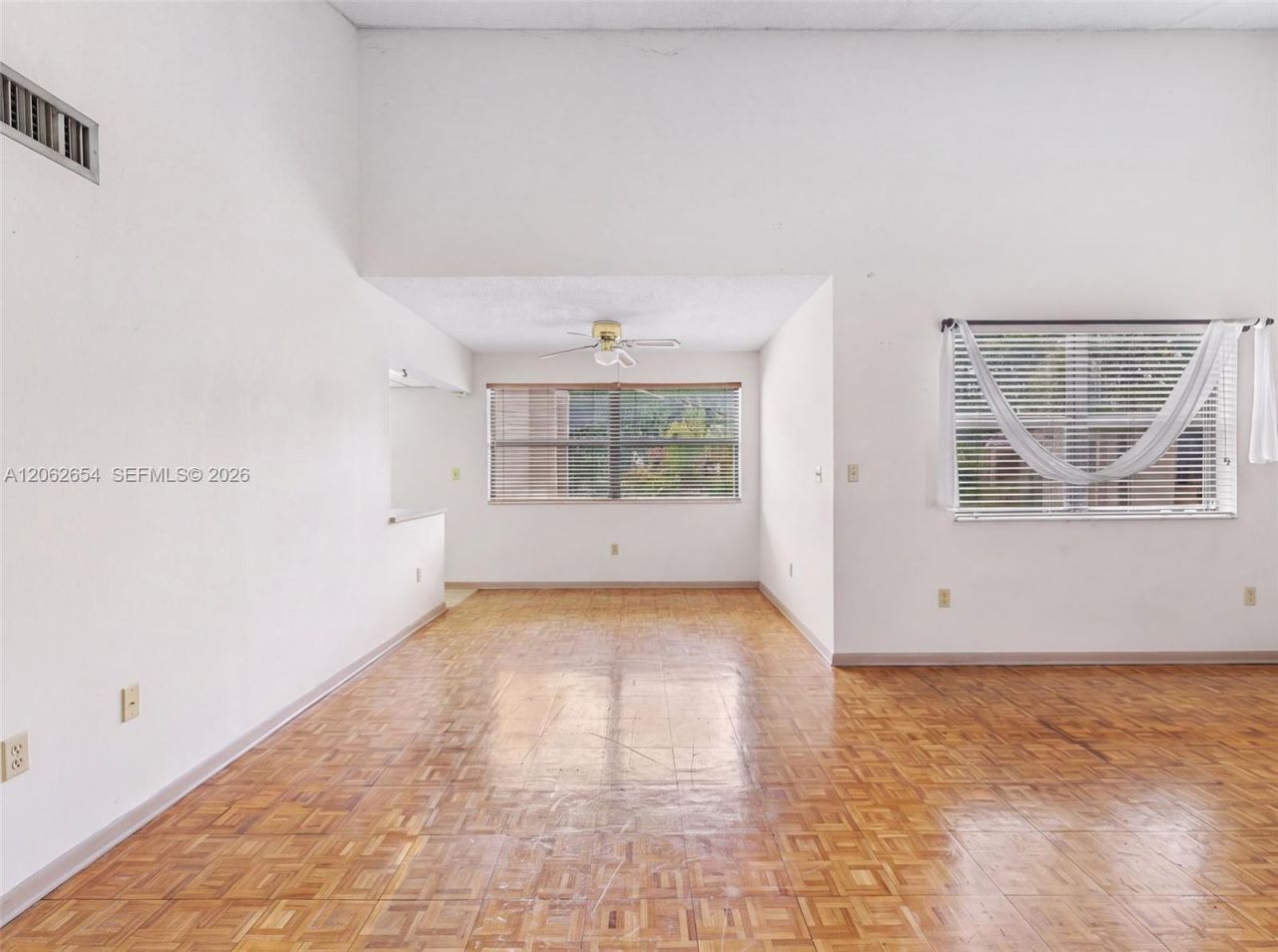 291 W Park Dr, Unit 9-201, Miami, FL 33172 Photo