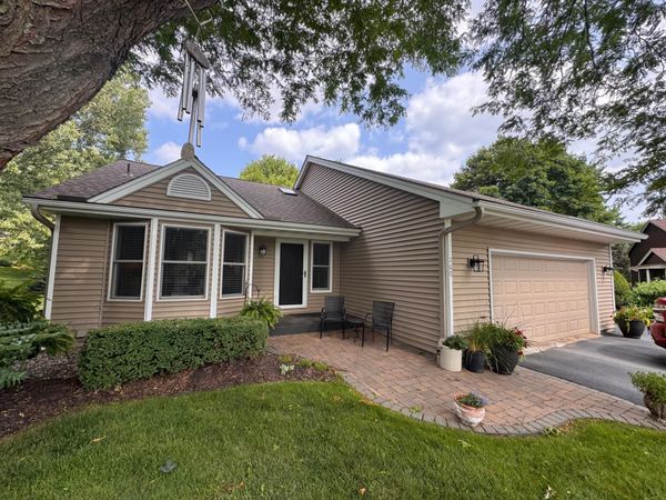 160 Bluff Ridge Court , Chanhassen, MN 55317