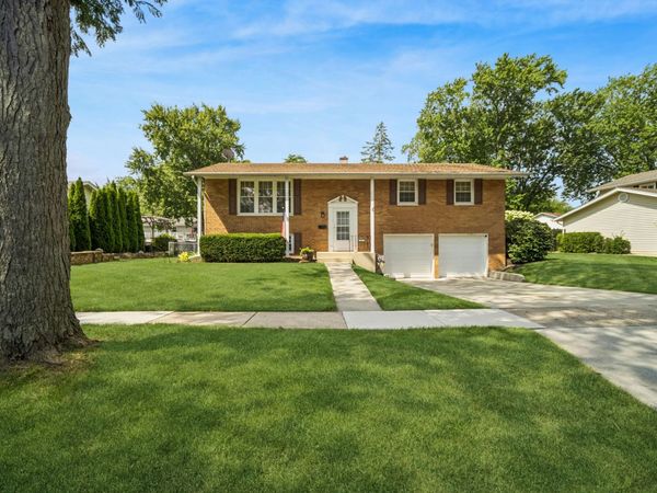 1305 E Sanborn Drive, Palatine, IL 60074