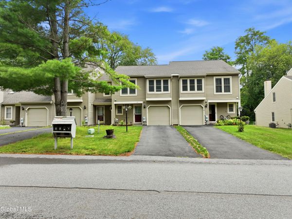 10 Flintlock Lane, Halfmoon, NY 12065