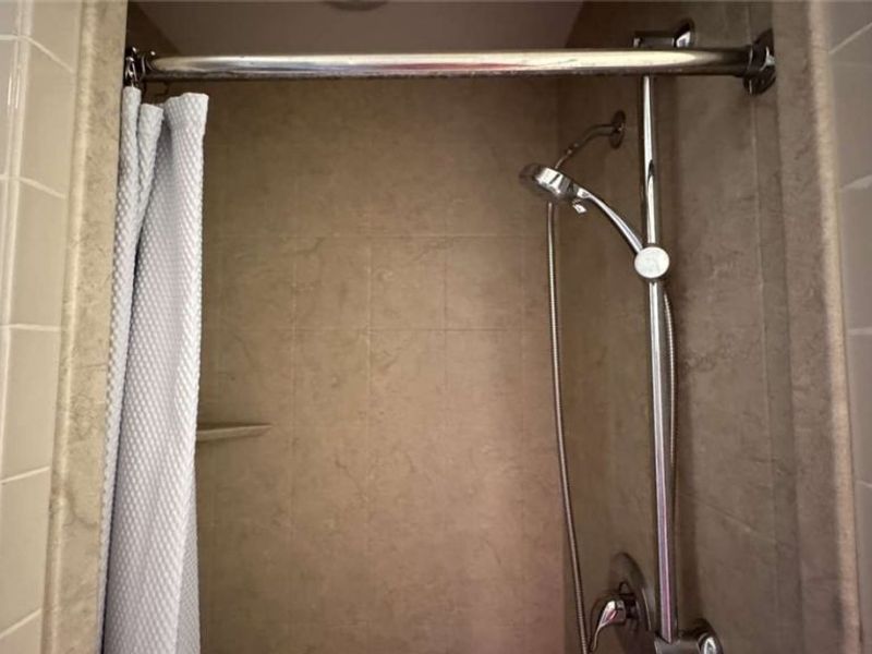 11426 Cedar Glen , Unit D4, Cleveland, OH 44106 Photo 8