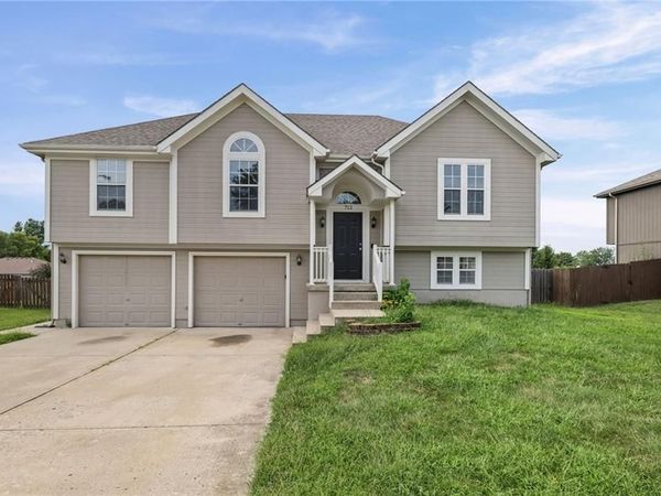 712 S Sunset Lane, Raymore, MO 64083