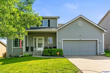 1104 Valleyview Drive, Papillion, NE 68046