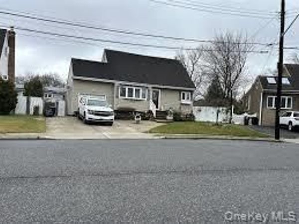 34 Karen Street , West Babylon, NY 11704