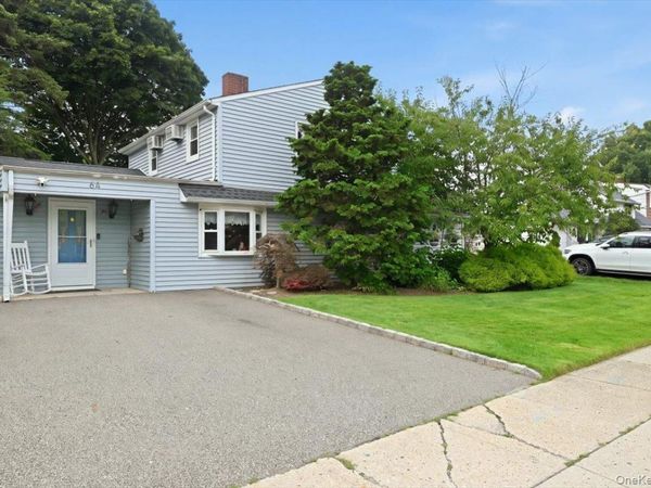 64 Bridle Lane , Hicksville, NY 11801