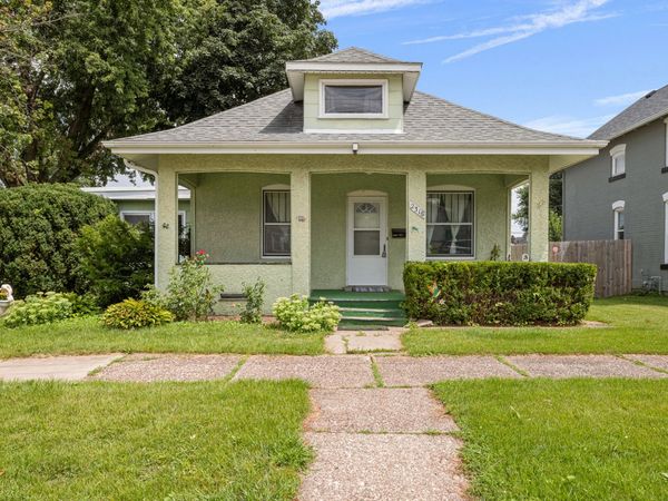 2318 5th Street , Moline, IL 61265