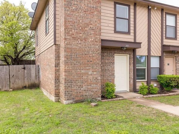 213 Cambridge Drive , Saginaw, TX 76179