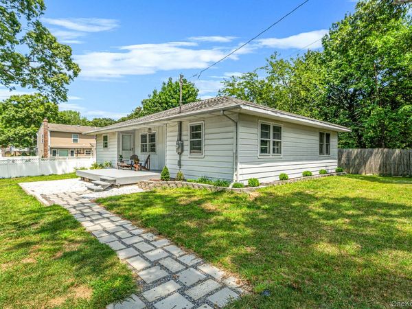 15 Oceanview Avenue, Farmingville, NY 11738