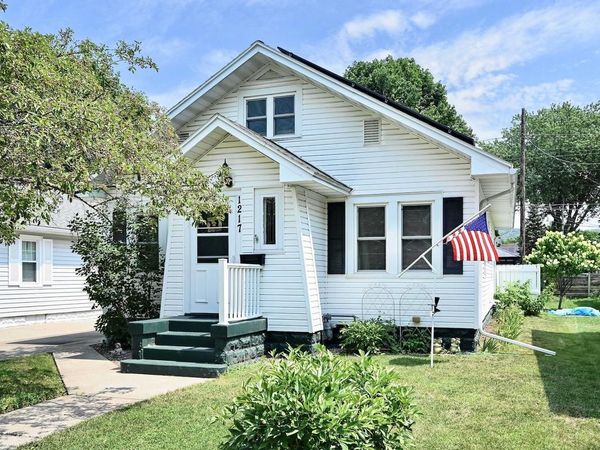 1217 East AVENUE S, La Crosse, WI 54601