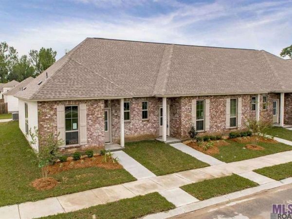 1427 Pelican Club Dr, Baton Rouge, LA 70820