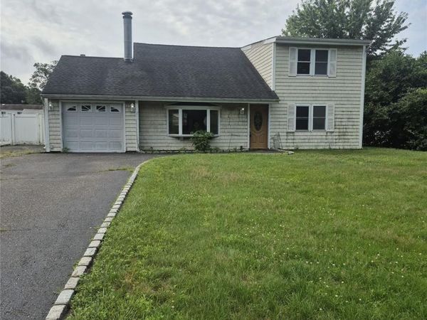 2 Wendy Road , Coram, NY 11727