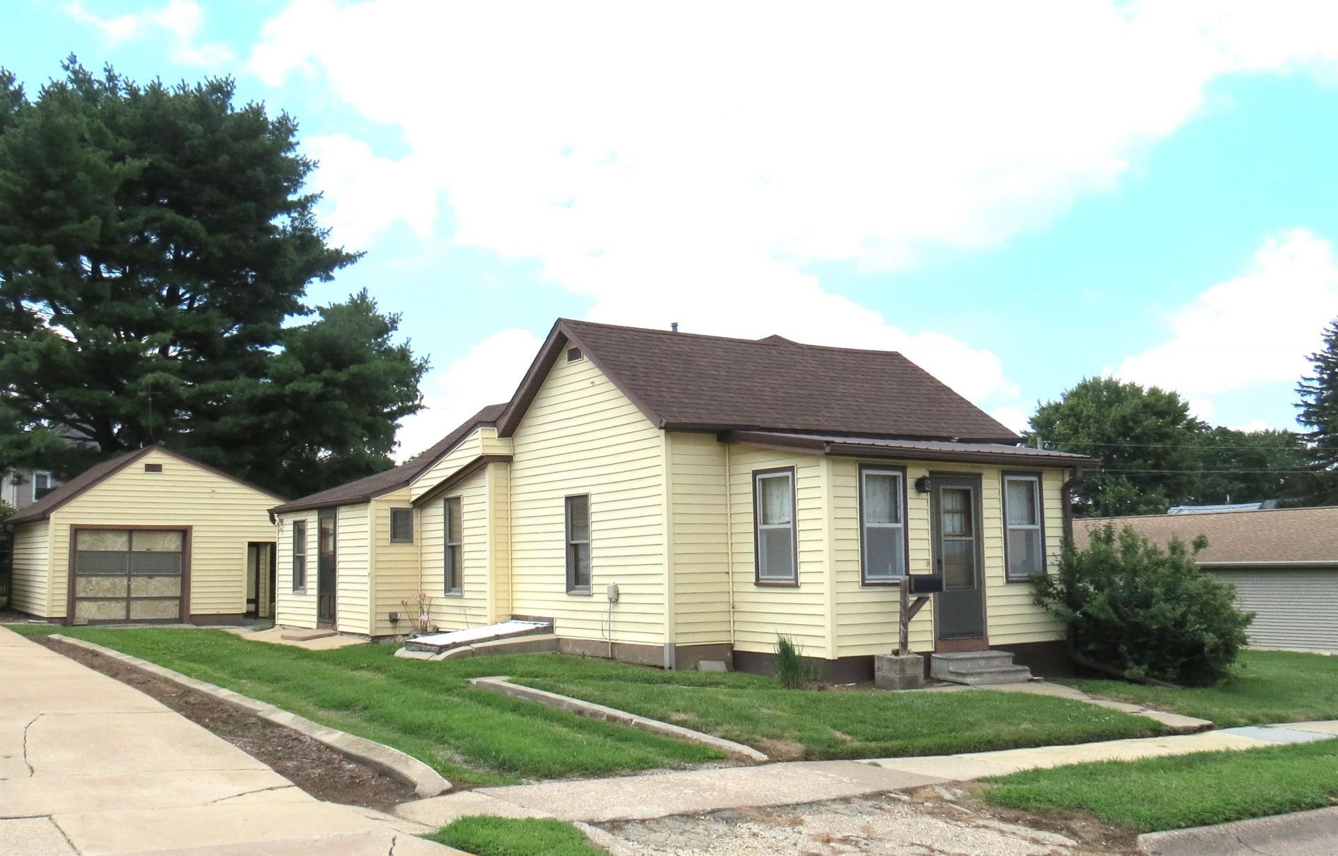 306 S Clark Street, Maquoketa, IA 52060 Main Photo
