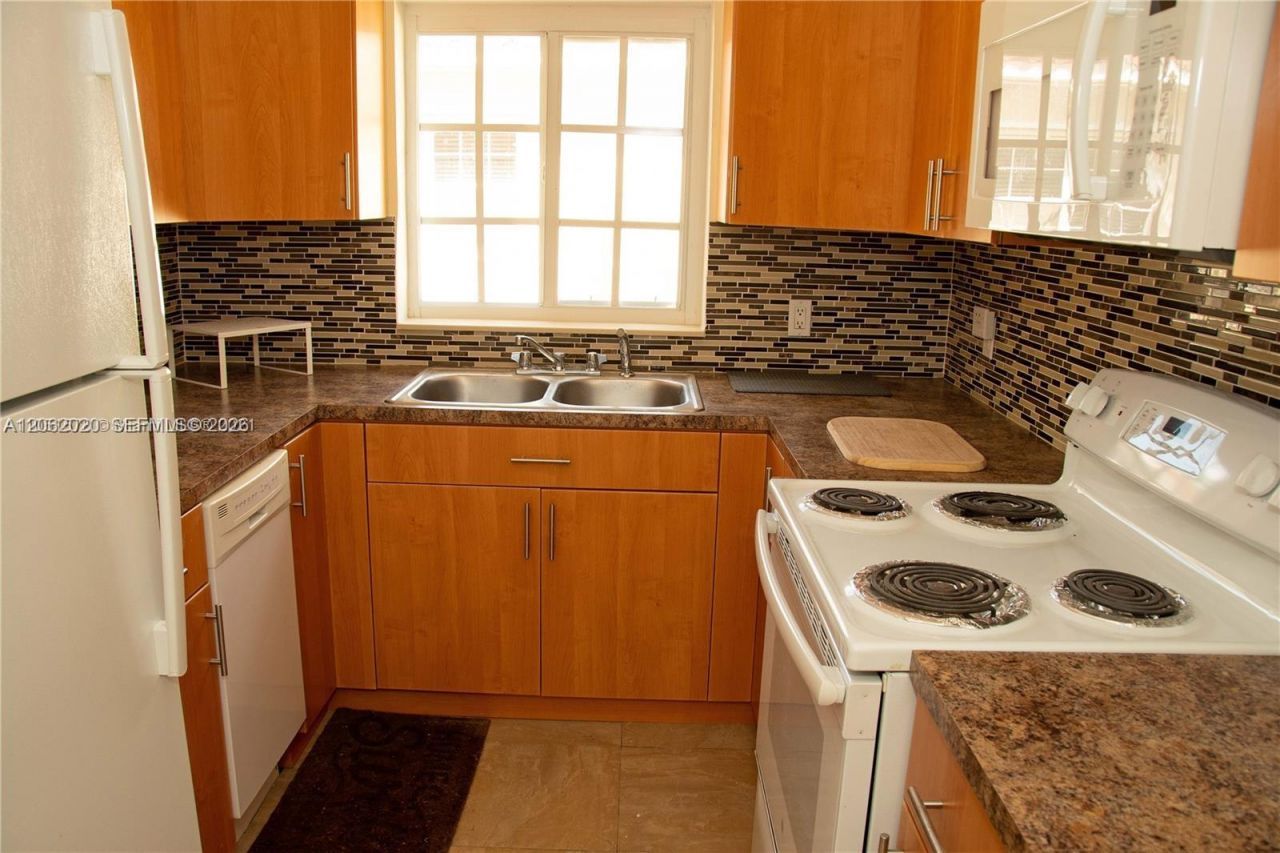 233 Madeira Ave, Unit 2, Coral Gables, FL 33134 Photo